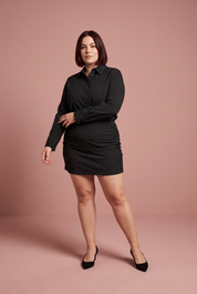 Ensemble chemise et jupe noir à fines rayures | Porté sur une silhouette plus ronde | Lounelle Paris