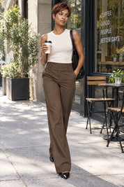 Pantalon marron large à taille basse | Photo lifestyle | Lounelle Paris