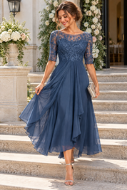 Robe en mousseline à corsage brodé bleu marine | Photo lifestyle | Lounelle Paris