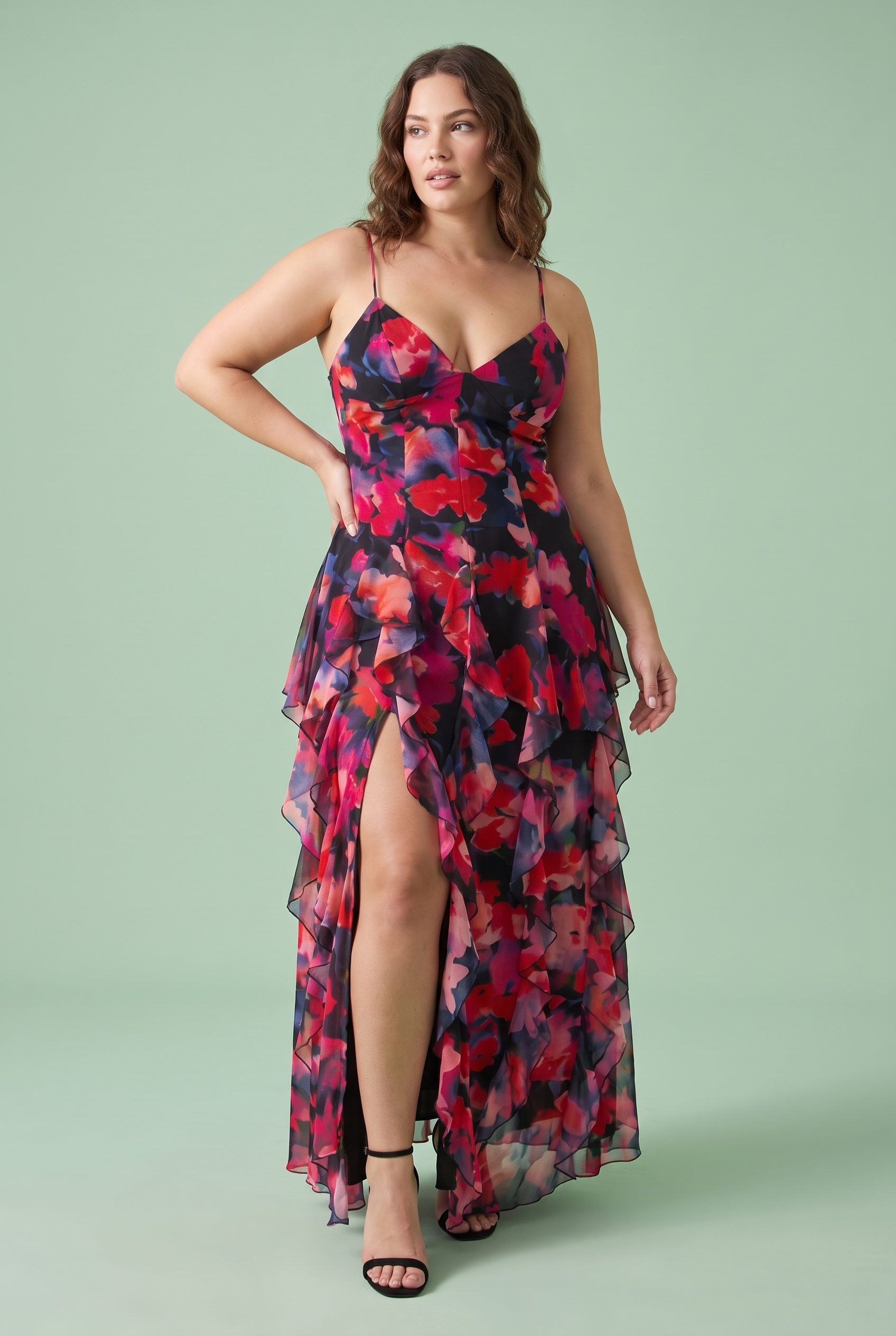 Robe longue noire asymétrique à manches cape et imprimé lys | Porté sur une autre silhouette | Lounelle Paris