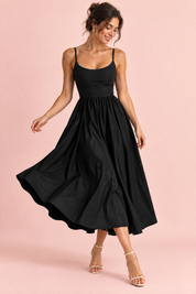 Robe midi noire plissée évasée | Vue en mouvement | Lounelle Paris