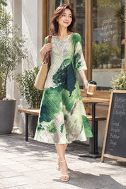 Robe midi plissée verte à imprimé abstrait | Photo lifestyle | Lounelle Paris