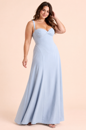 Robe longue bleu clair à fronces et décolleté cœur | Porté sur une silhouette plus ronde | Lounelle Paris