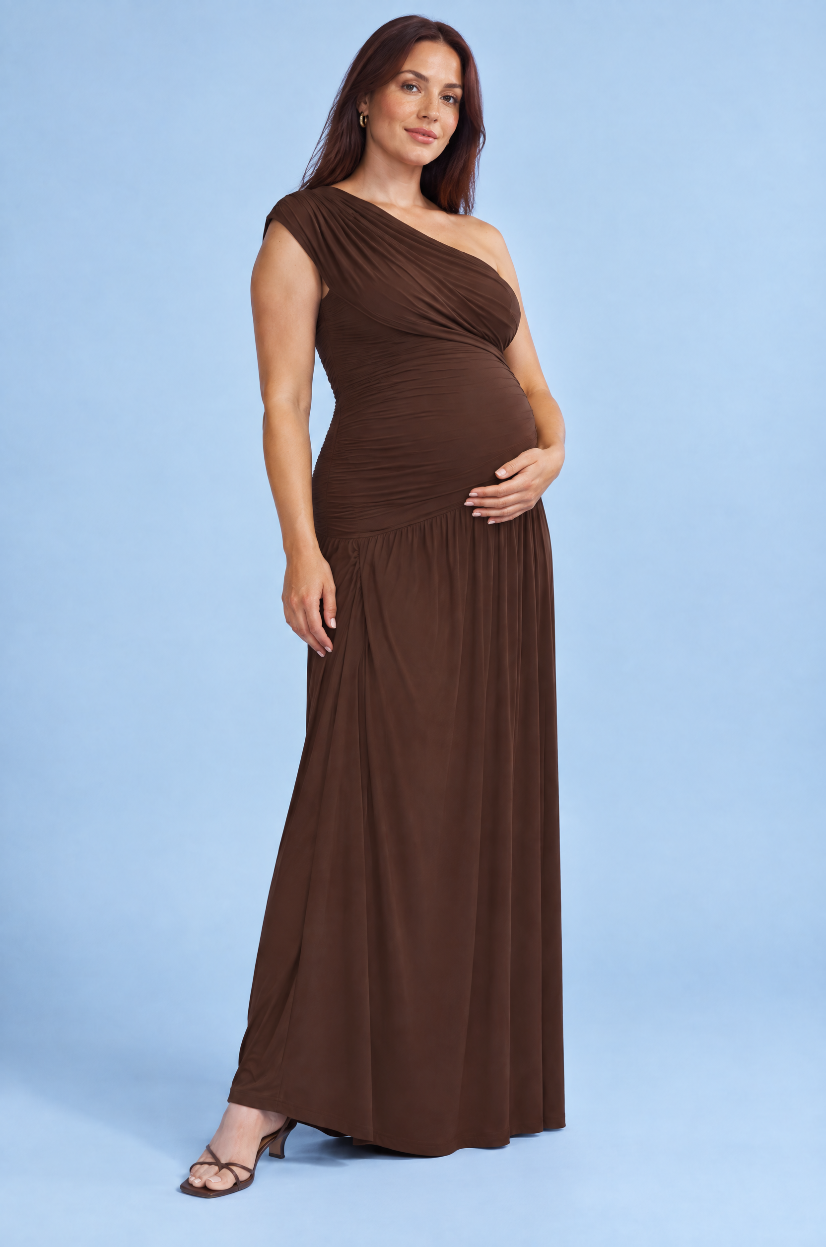 Robe longue de grossesse marron à encolure asymétrique et taille basse | Porté sur une autre silhouette | Lounelle Paris