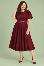 Robe midi bordeaux à col montant et manches bouffantes | Porté sur une silhouette plus ronde | Lounelle Paris