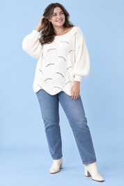 Pull blanc oversize ajouré à col bateau | Porté sur une silhouette plus ronde | Lounelle Paris