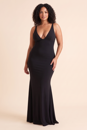 Robe longue noire près du corps à décolleté V | Porté sur une silhouette plus ronde | Lounelle Paris