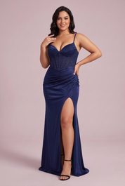 Robe longue bleu marine façon corset, froncée et fendue | Porté sur une autre silhouette | Lounelle Paris