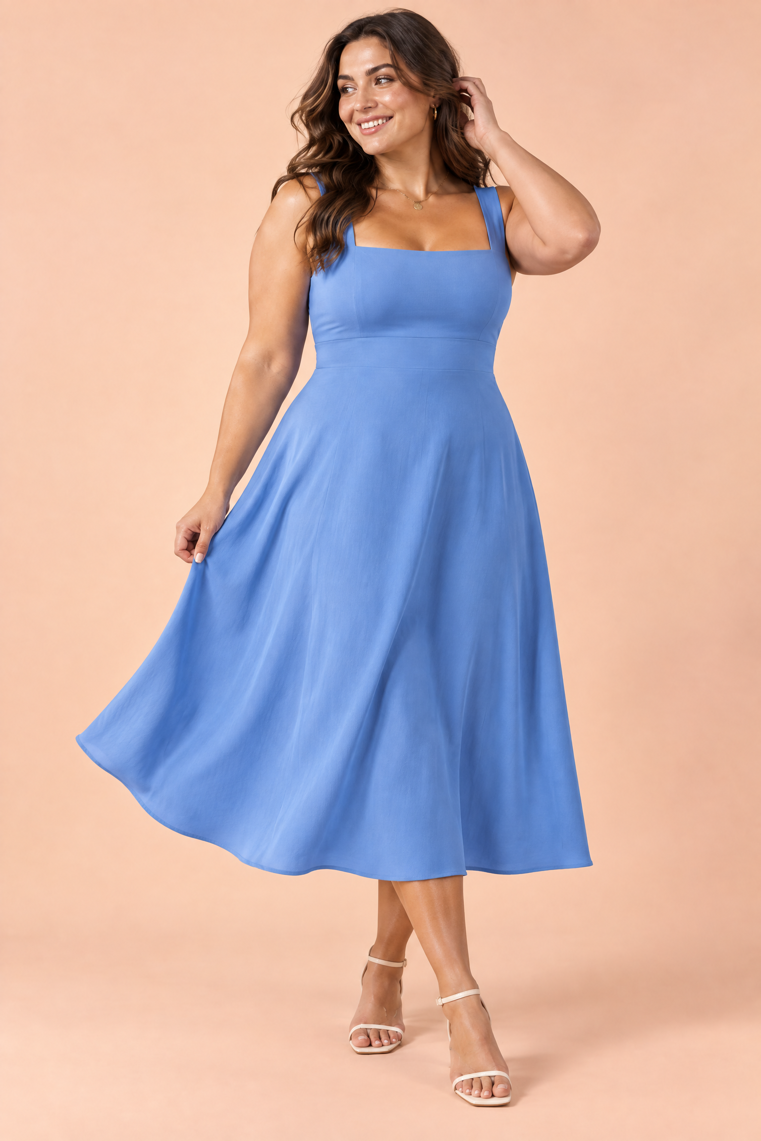 Robe midi bleue à fines bretelles et jupe évasée | Porté sur une silhouette plus ronde | Lounelle Paris