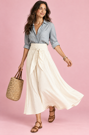 Ensemble chemise et jupe longue blanc cassé à taille nouée | Vue en mouvement | Lounelle Paris
