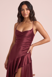 Robe longue bordeaux satinée asymétrique à une épaule et dos ouvert | Vue rapprochée | Lounelle Paris