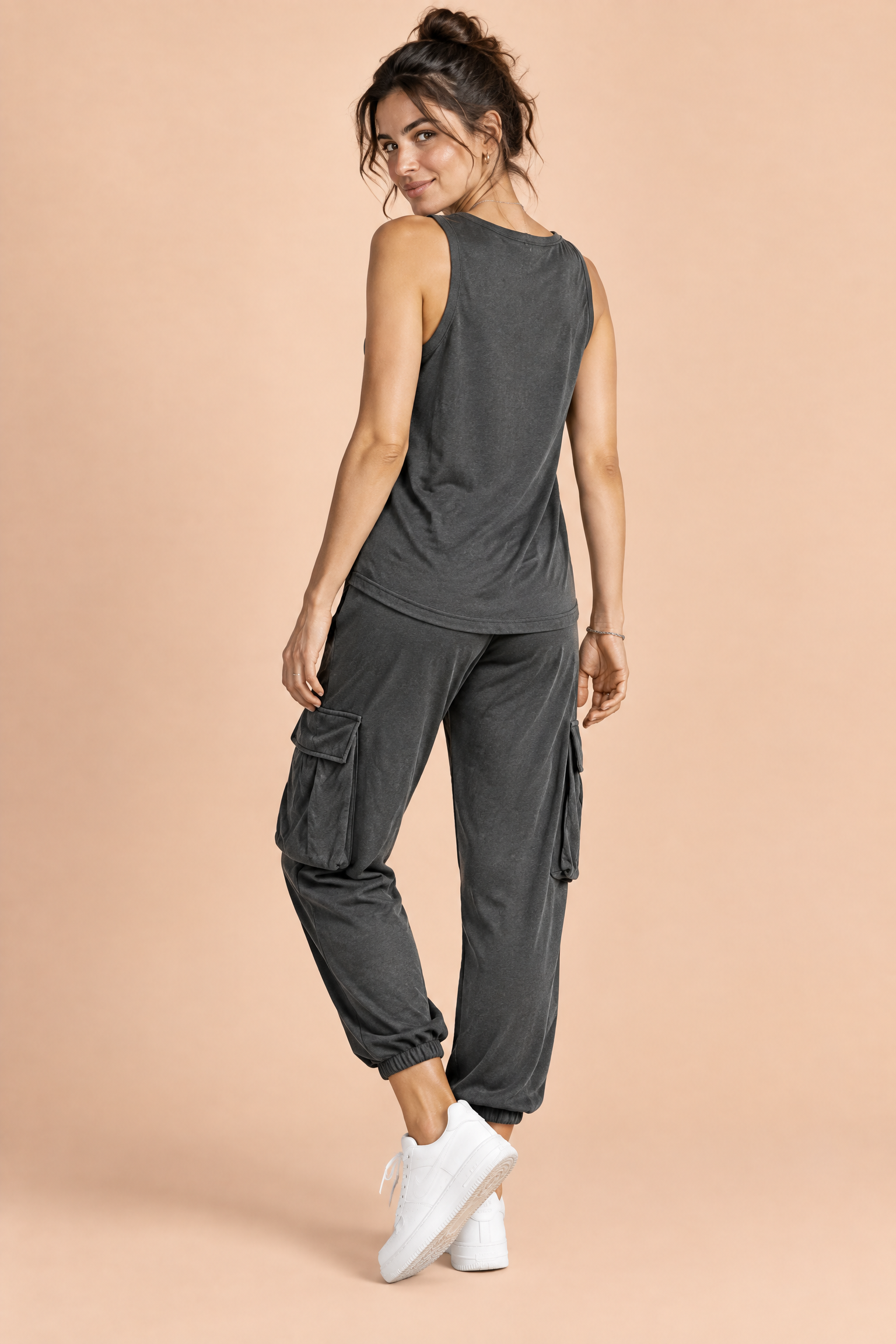 Ensemble deux pièces fluide avec débardeur et pantalon – gris foncé | Vue de dos | Lounelle Paris