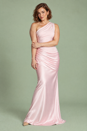Robe longue rose asymétrique froncée | Porté sur une silhouette plus ronde | Lounelle Paris