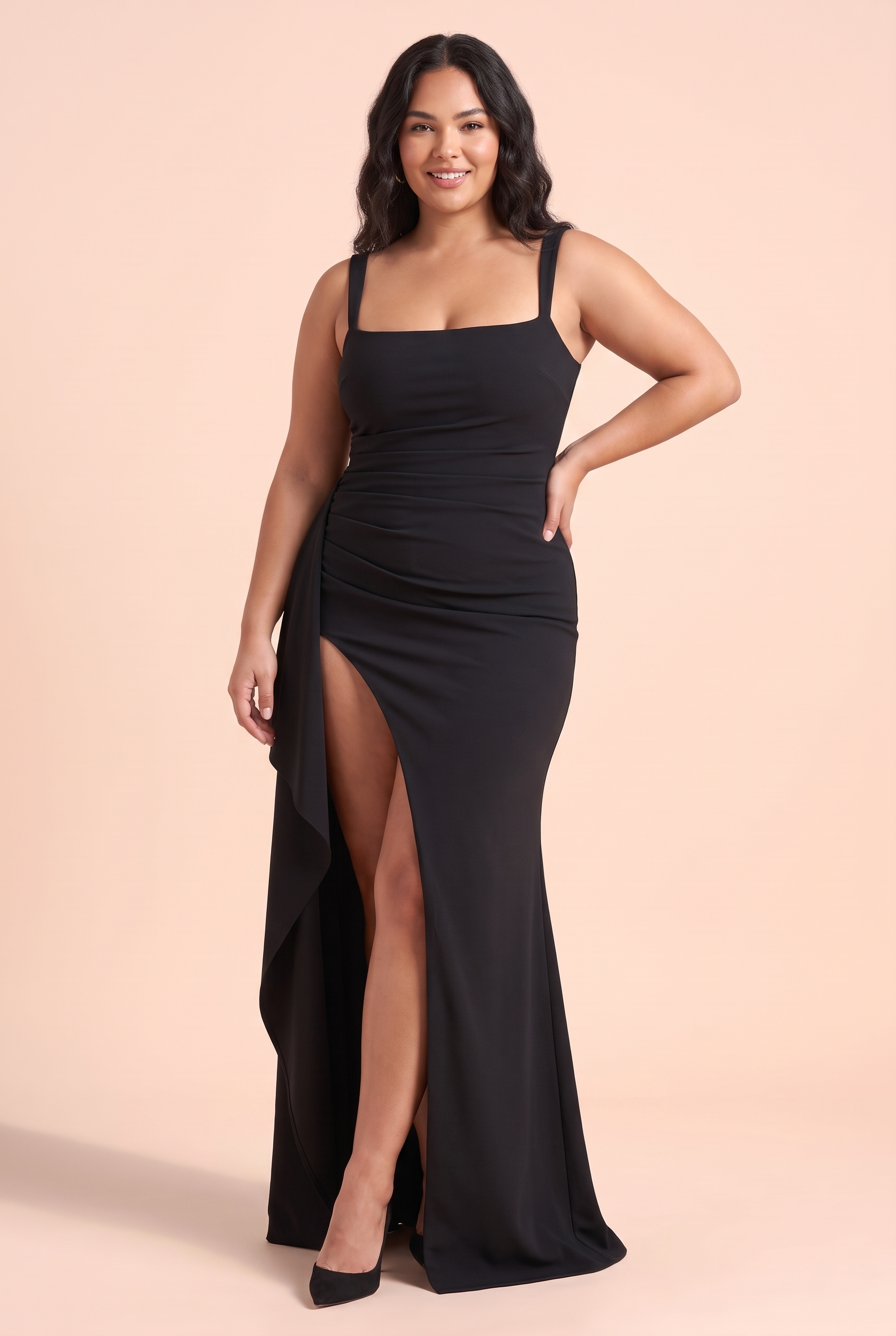 Robe longue noire froncée à encolure carrée et fente | Porté sur une silhouette plus ronde | Lounelle Paris