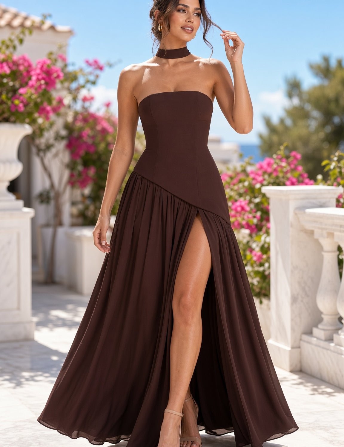 Robe longue marron foncé à encolure asymétrique | Photo lifestyle | Lounelle Paris