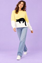 Pull oversize jaune à motif chat | Vue en mouvement | Lounelle Paris