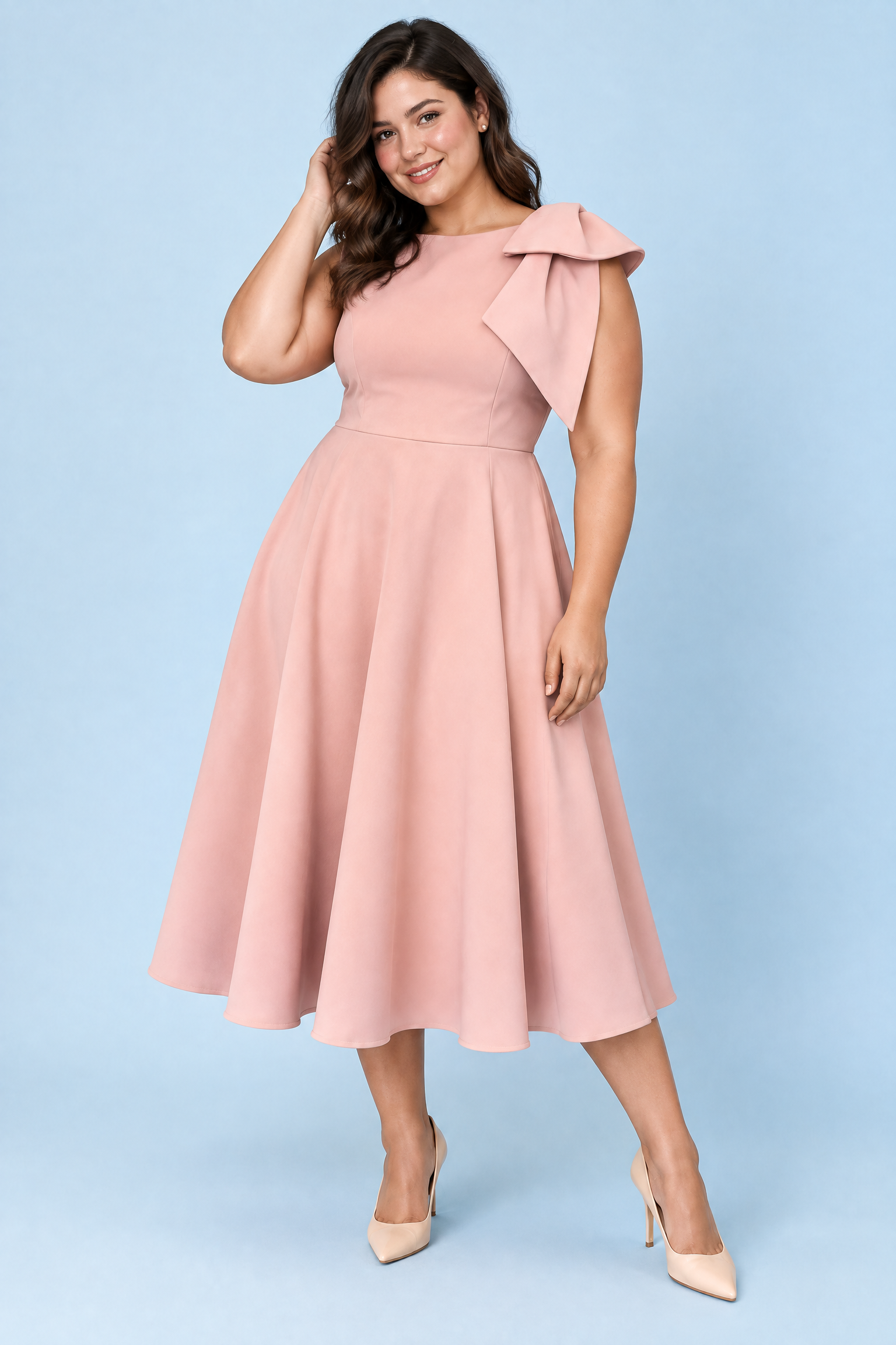 Robe midi rose à encolure asymétrique et manche à nœud | Porté sur une silhouette plus ronde | Lounelle Paris