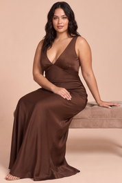 Robe longue marron dos nu à décolleté en V | Porté sur une silhouette plus ronde | Lounelle Paris