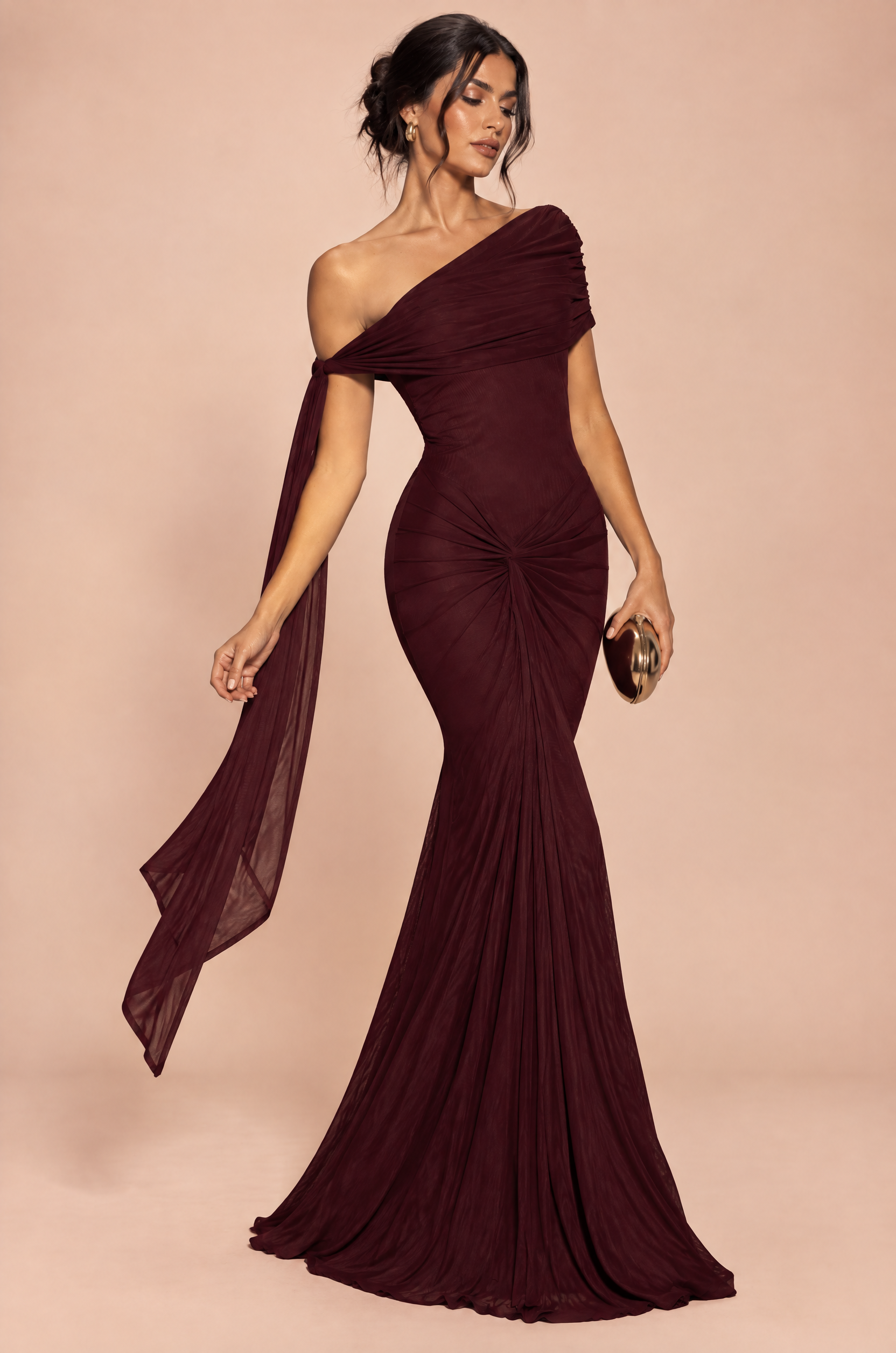 Robe longue moulante froncée asymétrique bordeaux | Vue en mouvement | Lounelle Paris
