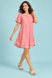 Blouse rose oversize boutonnée devant | Vue en mouvement | Lounelle Paris