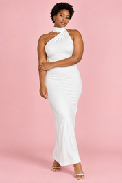 Robe longue blanche à encolure asymétrique, avec col | Porté sur une silhouette plus ronde | Lounelle Paris