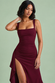 Robe longue bordeaux à décolleté carré, dos échancré et fente haute côté | Vue rapprochée | Lounelle Paris