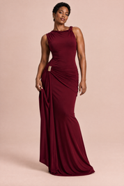 Robe longue rouge foncé à col montant, drapée, avec manches torsadées | Porté sur une autre silhouette | Lounelle Paris