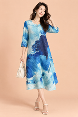 Robe midi plissée bleue à imprimé abstrait