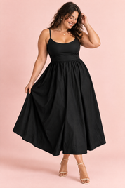 Robe midi noire plissée évasée | Porté sur une silhouette plus ronde | Lounelle Paris