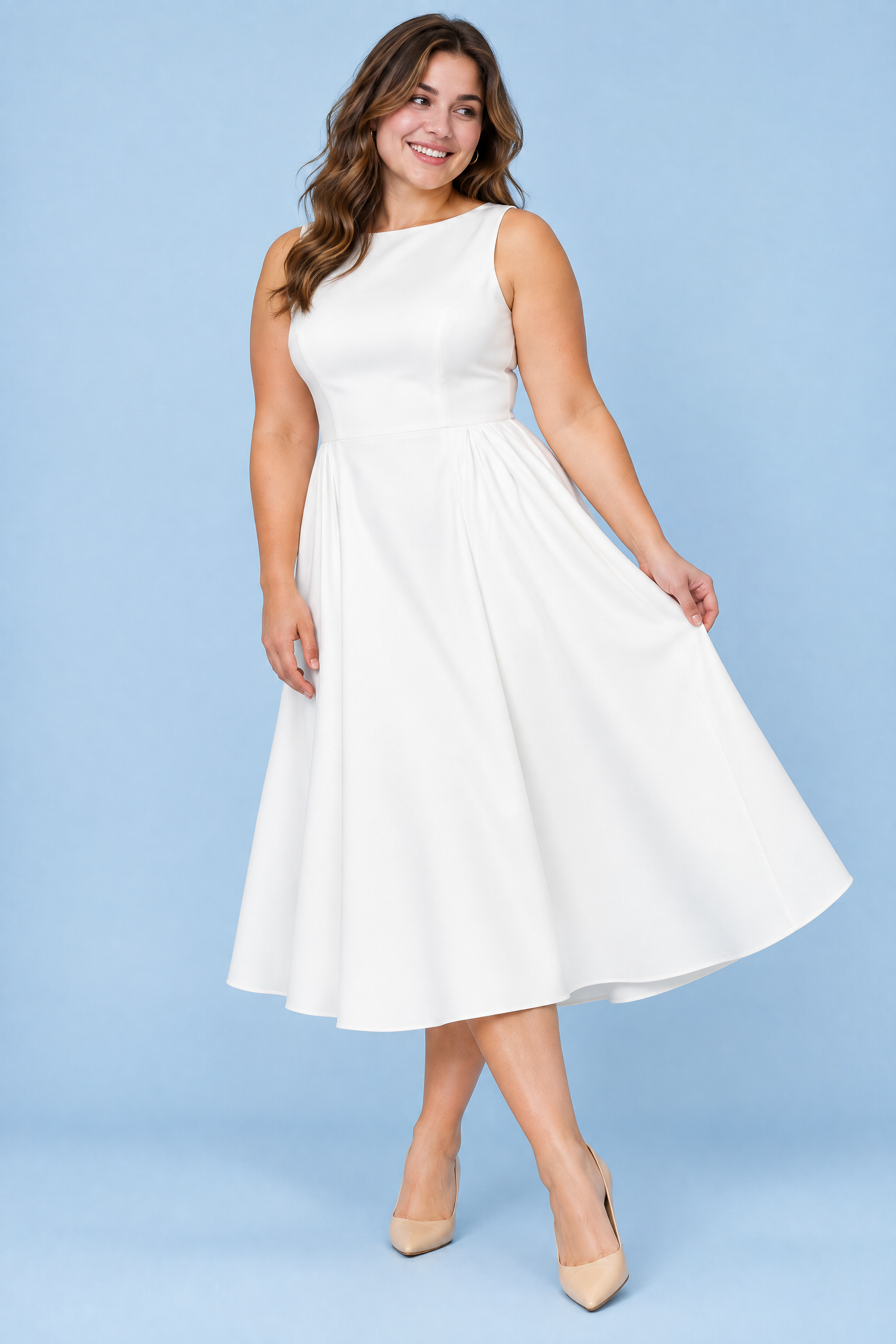 Robe blanche à encolure bateau et coupe trapèze | Porté sur une silhouette plus ronde | Lounelle Paris
