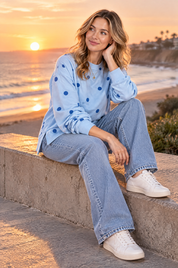Sweat-shirt oversize bleu à pois | Deuxième photo lifestyle | Lounelle Paris