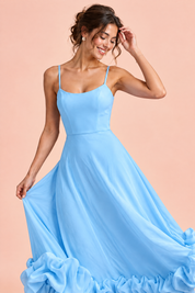 Robe midi bleu ciel évasée à bas volanté | Vue rapprochée | Lounelle Paris