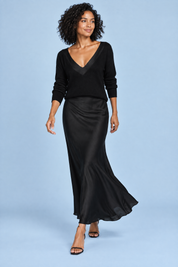 Robe longue noire satinée à encolure asymétrique avec détails en plumes | Vue en mouvement | Lounelle Paris