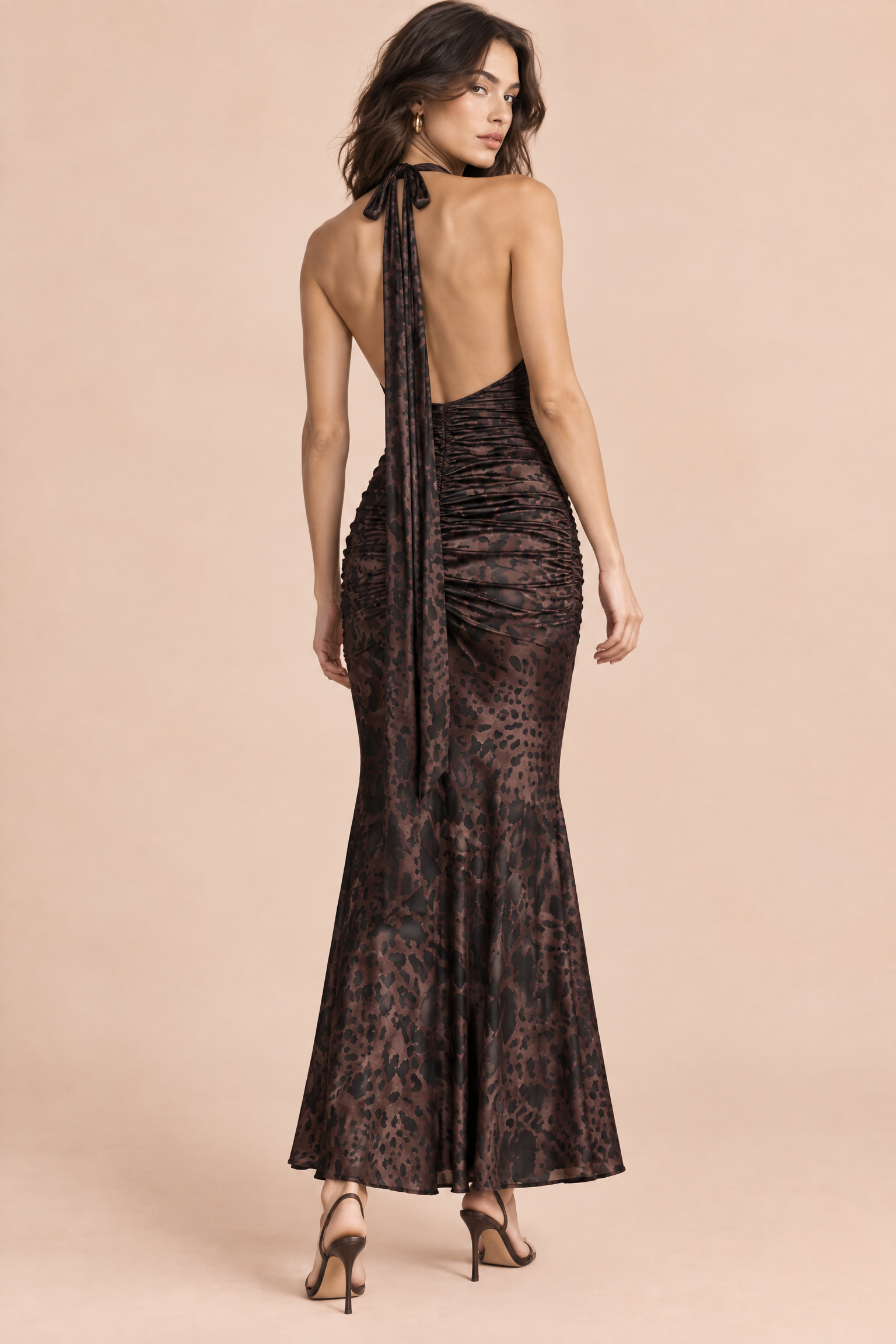 Robe longue marron froncée à col dos nu | Vue de dos | Lounelle Paris