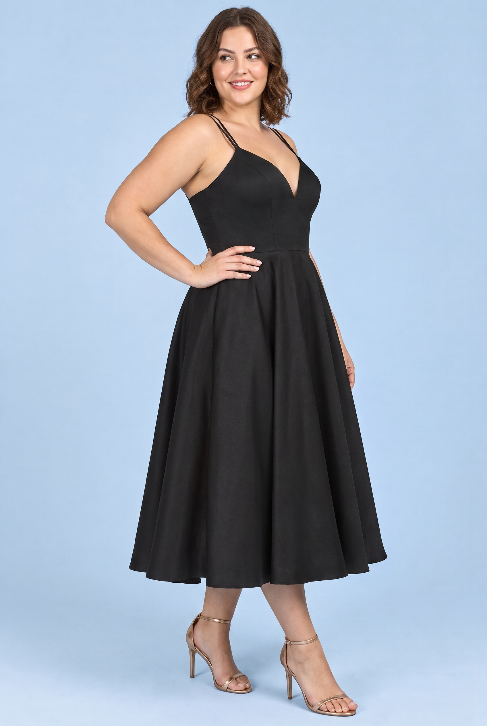 Robe midi noire à fines bretelles et jupe ample | Porté sur une autre silhouette | Lounelle Paris