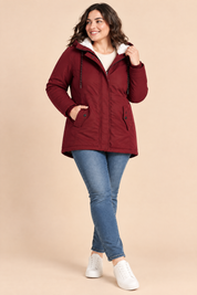 Parka bordeaux oversize à capuche | Porté sur une silhouette plus ronde | Lounelle Paris