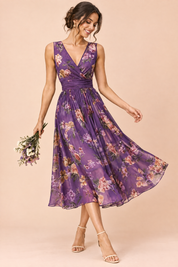 Robe midi violette à imprimé de bouquets floraux, col carré et coupe trapèze | Vue en mouvement | Lounelle Paris