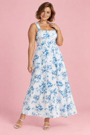 Robe midi blanche à imprimé porcelaine bleu et encolure carrée | Porté sur une silhouette plus ronde | Lounelle Paris