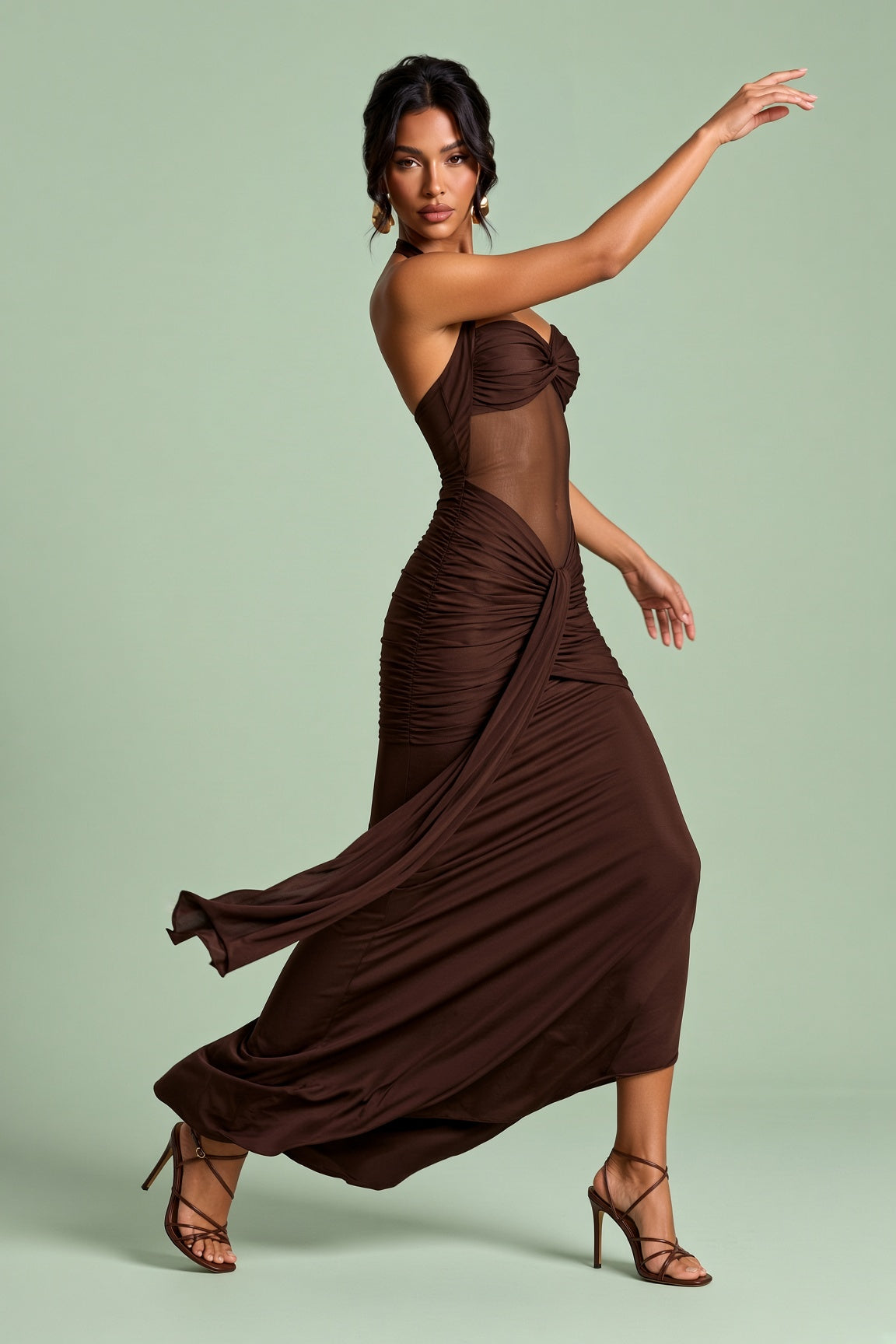 Robe longue marron foncé froncée à encolure dos nu | Vue en mouvement | Lounelle Paris