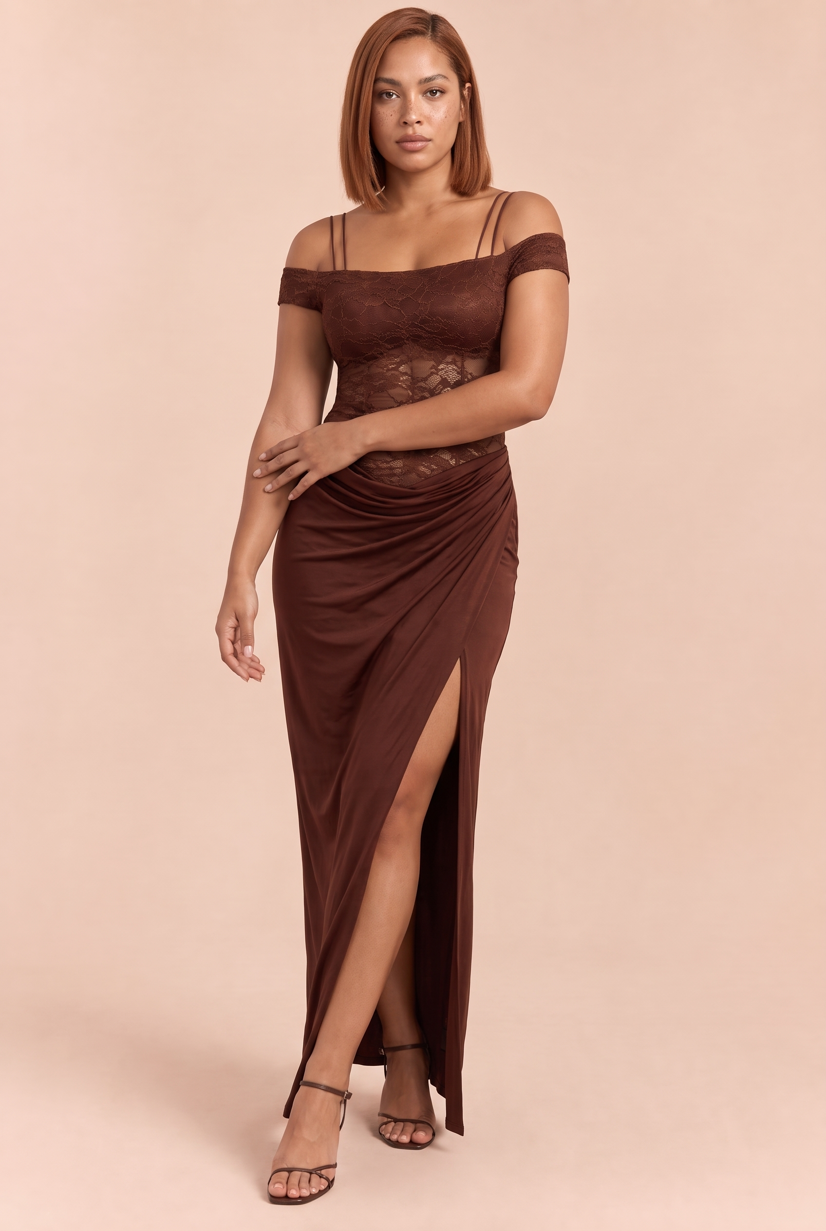 Robe longue marron en dentelle froncée | Porté sur une silhouette plus ronde | Lounelle Paris