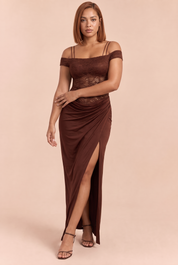 Robe longue marron en dentelle froncée | Porté sur une silhouette plus ronde | Lounelle Paris