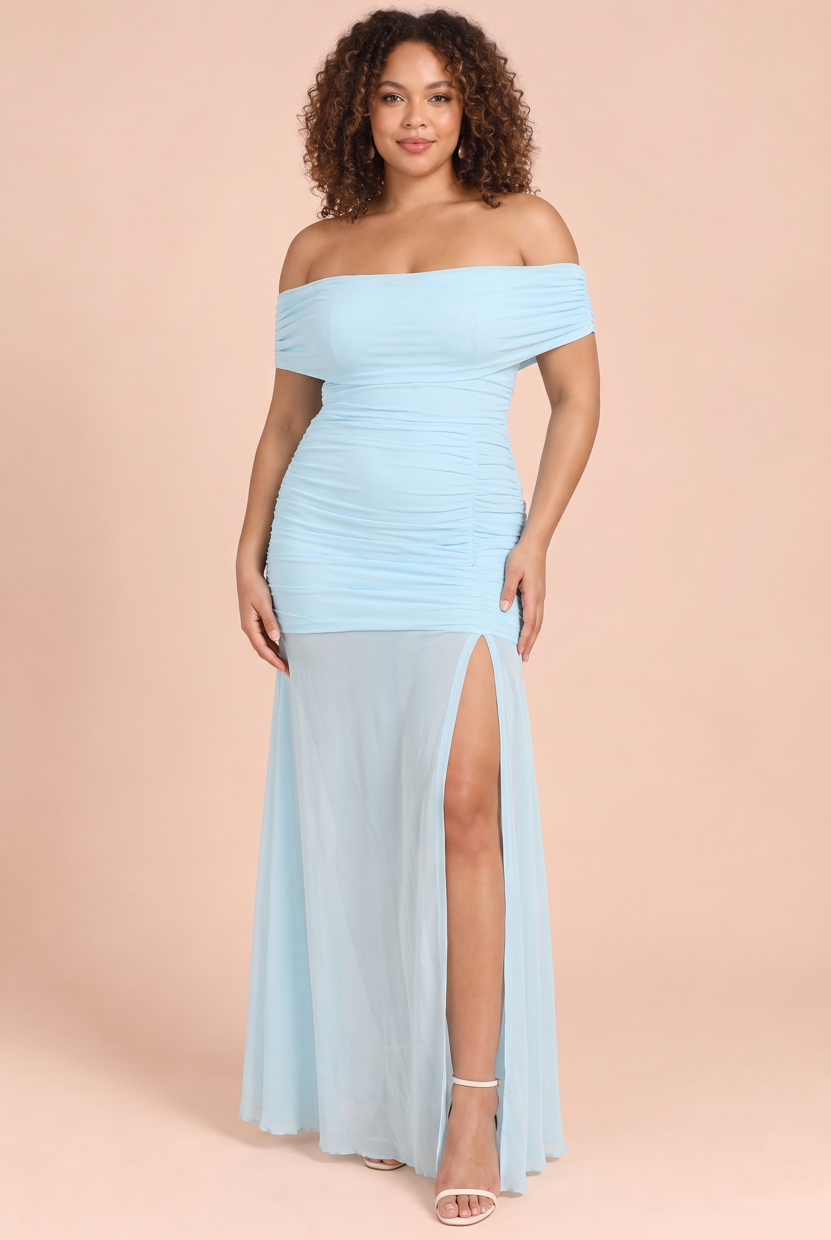 Robe longue bleue froncée à épaules dénudées | Porté sur une silhouette plus ronde | Lounelle Paris