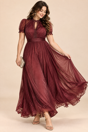 Robe longue plissée bordeaux | Porté sur une silhouette plus ronde | Lounelle Paris