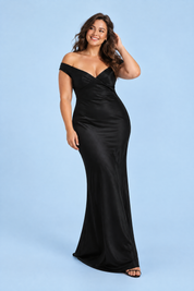 Robe longue froncée noire épaules dénudées | Porté sur une silhouette plus ronde | Lounelle Paris