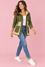 Veste à capuche olive à empiècements | Vue en mouvement | Lounelle Paris