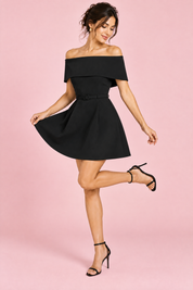 Robe courte noire à encolure Bardot et détail de ceinture | Vue en mouvement | Lounelle Paris