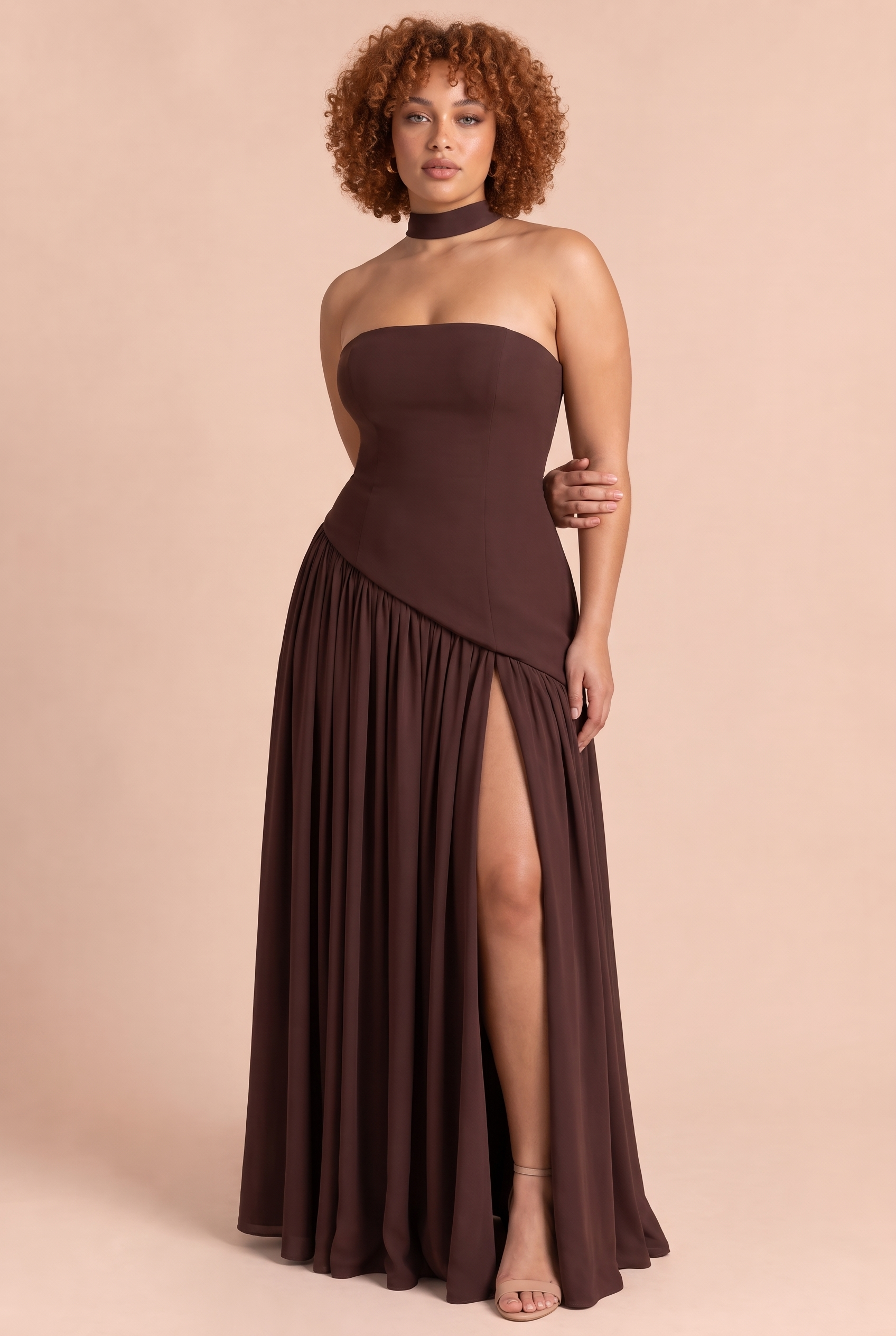Robe longue marron foncé à encolure asymétrique | Porté sur une autre silhouette | Lounelle Paris