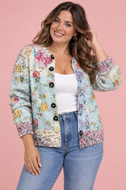 Cardigan fleuri boutonné bleu | Porté sur une silhouette plus ronde | Lounelle Paris