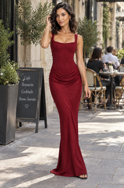 Robe longue bordeaux froncée à encolure carrée | Photo lifestyle | Lounelle Paris