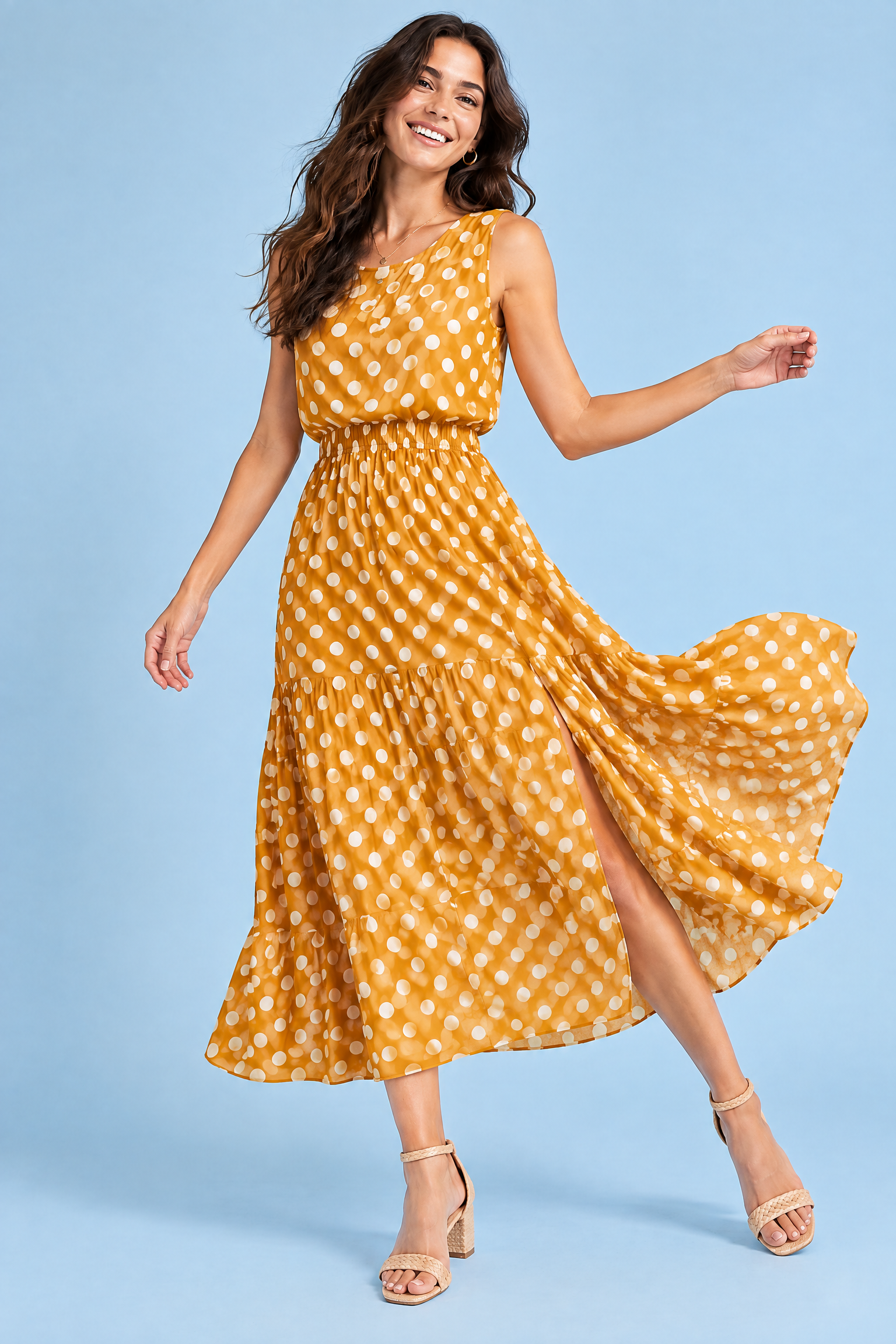 Robe longue jaune à pois avec col montant et détails drapés | Vue en mouvement | Lounelle Paris